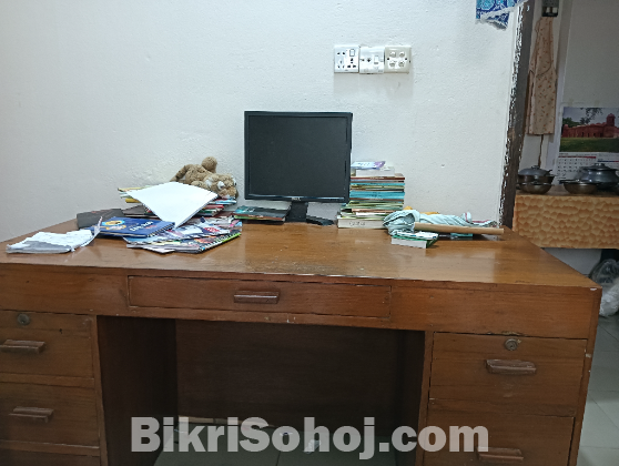 একটি টেবিল বিক্রি হবে